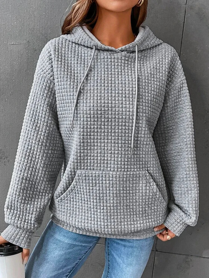 Grauer Kapuzenpullover Damen, gesteppter Stoff, lässig, warm, modisch, Herbstmode.