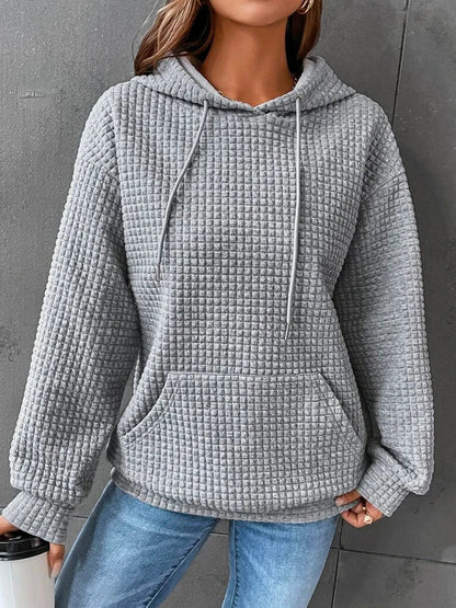 Grauer Kapuzenpullover Damen, gesteppter Stoff, lässig, warm, modisch, Herbstmode.