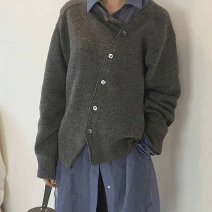 Damen Strickjacke grau, Kaschmir, Wickelstil, Knopfleiste, bequem, modisch, Herbstmode.