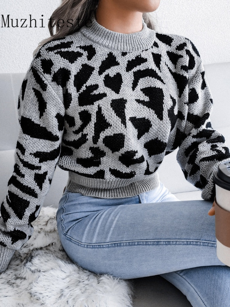 Damenpullover, grau-schwarz, Leopardenmuster, Strick, modisch, Herbstmode, gemütlich.