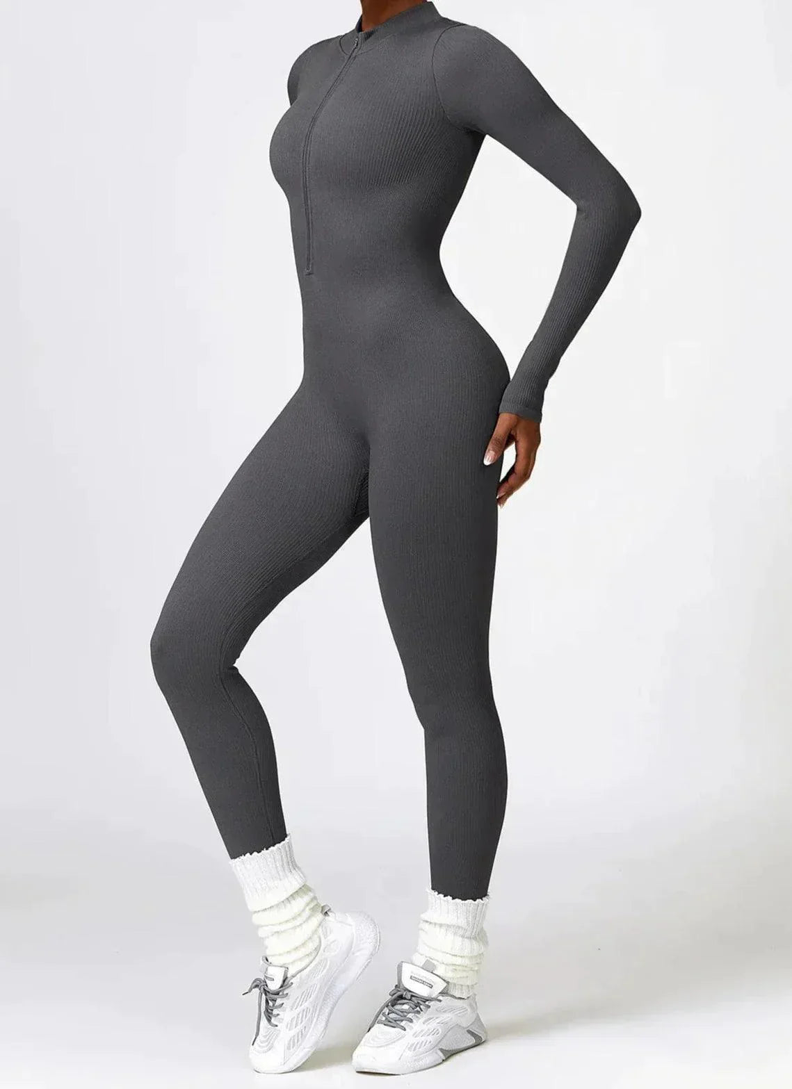 Damen grauer Jumpsuit, langärmelig, figurbetont, Reißverschluss, sportlich, modisch.