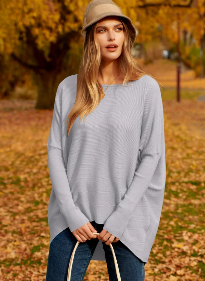 Frau in grauem Pullover und Hut im Herbstpark, lässige Herbstmode, Damenbekleidung.