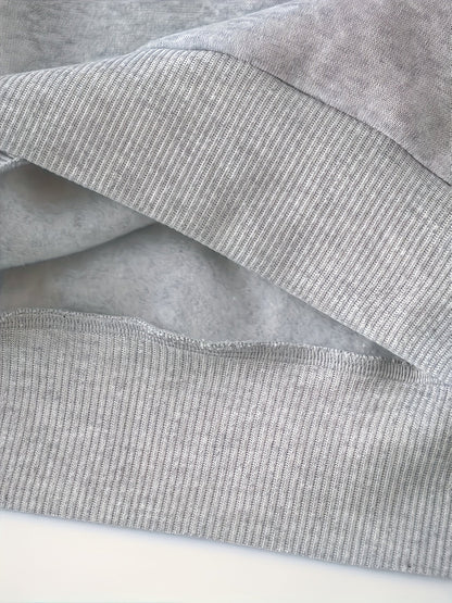 Grauer Baumwollpullover, Nahaufnahme, weiches Material, gerippter Saum, gemütliche Kleidung.