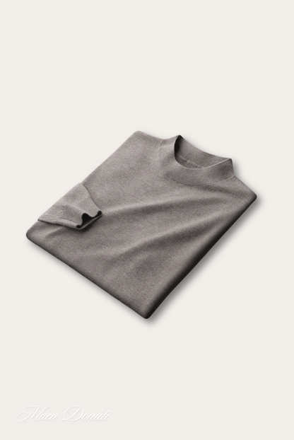 Grauer Kaschmirpullover, gefaltet, weiches Material, elegantes Design, Herrenmode.