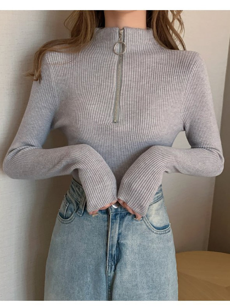 Grauer gerippter Rollkragenpullover mit Reißverschluss, Damenmode, Herbst, lässig, elegant.