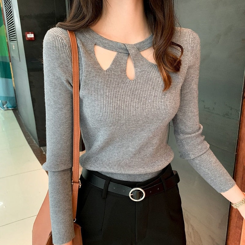 Grauer Damenpullover mit Cut-Out-Design, langärmelig, modisch, elegant, Herbstmode.