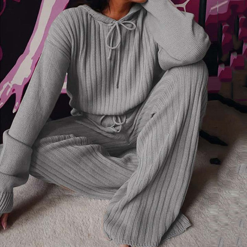 Grauer Strickpullover und Hose Set, Damenmode, gemütlich, langärmelig, Freizeitkleidung.