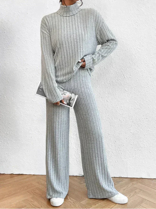 Damen Strickset, grau, gerippt, Pullover und Hose, gemütlich, modisch, Herbst-Winter-Outfit.