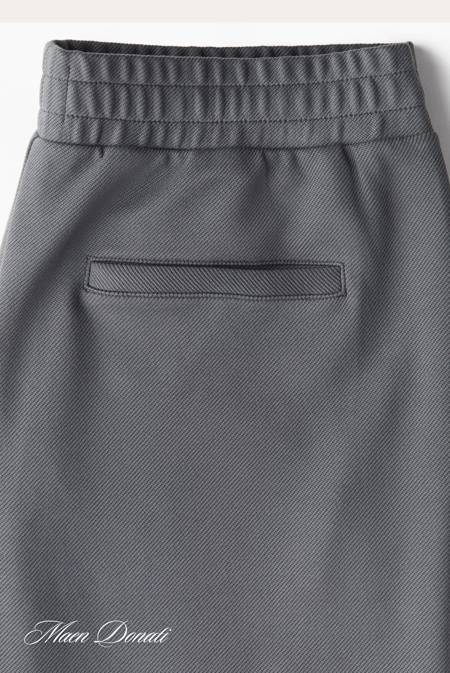 Graue Herrenhose mit elastischem Bund und Gesäßtasche, elegante Businessmode.
