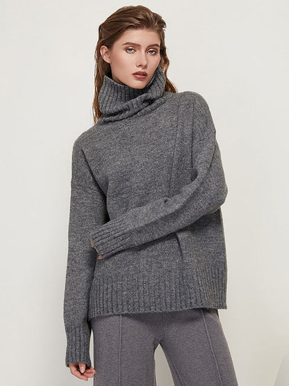 Frau in grauem Rollkragenpullover aus Wolle, modisch, warm, Herbst-Winter-Kleidung.