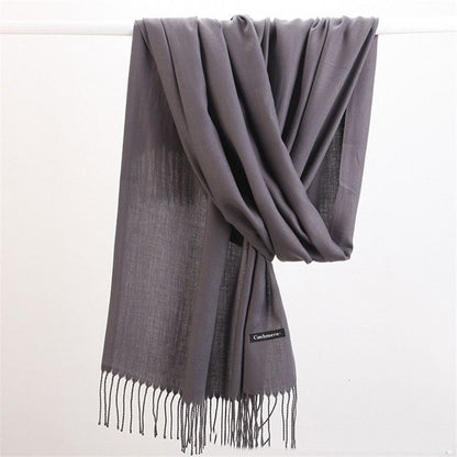 Grauer Kaschmirschal mit Fransen, weich, elegant, Damenaccessoire, Herbstmode, Geschenkidee.
