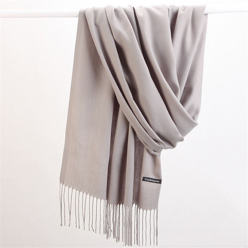 Grauer Kaschmirschal mit Fransen, weich, luxuriös, modisches Accessoire, Damenmode.