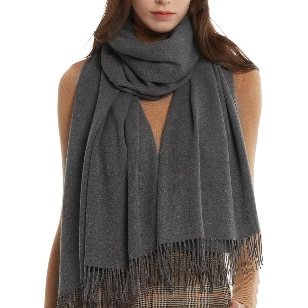 Frau mit grauem Kaschmirschal, elegant, warm, modisch, Herbst-Winter-Accessoire.