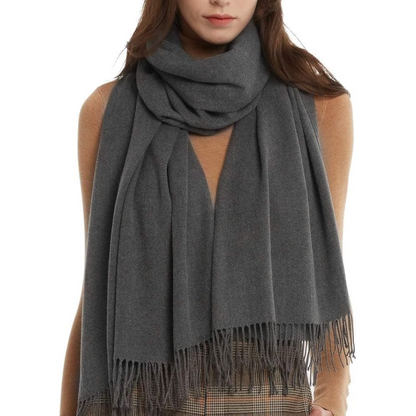 Frau mit grauem Kaschmirschal, elegant, warm, modisch, Herbst-Winter-Accessoire.