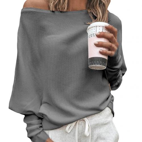 Frau in grauem Pullover mit Kaffeebecher, lässige Mode, Herbstoutfit, Damenbekleidung.