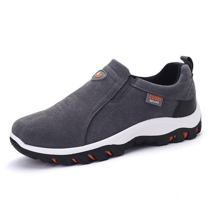 Grauer Herren-Sneaker, rutschfest, atmungsaktiv, sportlich, bequem, mit weißer Sohle.