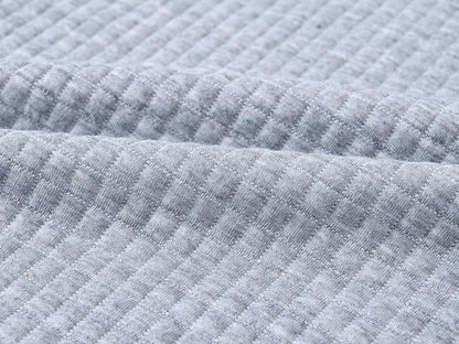 Grauer, gesteppt strukturierter Stoff, Baumwolle, Nahaufnahme, Textilmaterial, Heimtextilien.