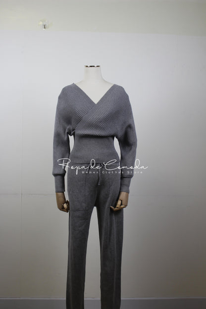Grauer Damen-Strickpullover und Hose Set, V-Ausschnitt, langärmelig, elegant, bequem.