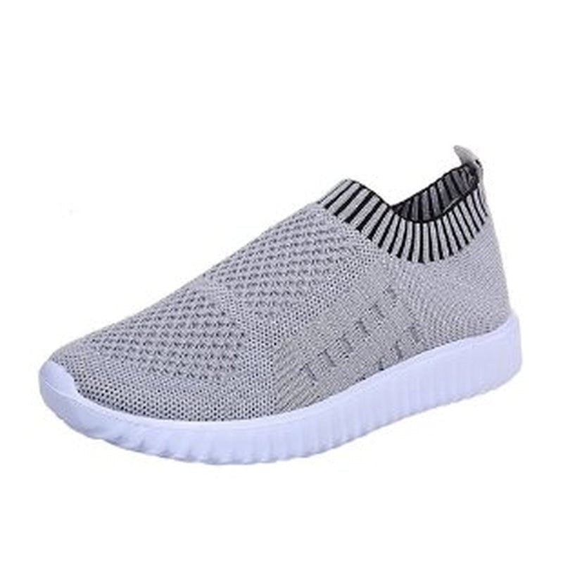 Grauer Sneaker aus Strickstoff, atmungsaktiv, rutschfeste Sohle, ideal für Freizeit und Sport.