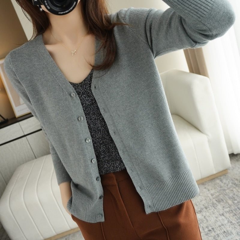 Damen grauer Strick-Cardigan, V-Ausschnitt, Knopfleiste, lässig, Herbstmode, gemütlich.