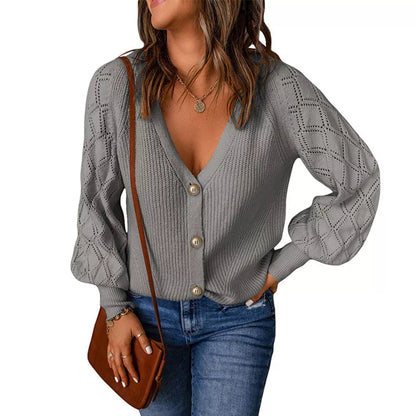 Grauer Damenstrickcardigan mit Knopfleiste, V-Ausschnitt und langen Ärmeln, modisch und elegant.