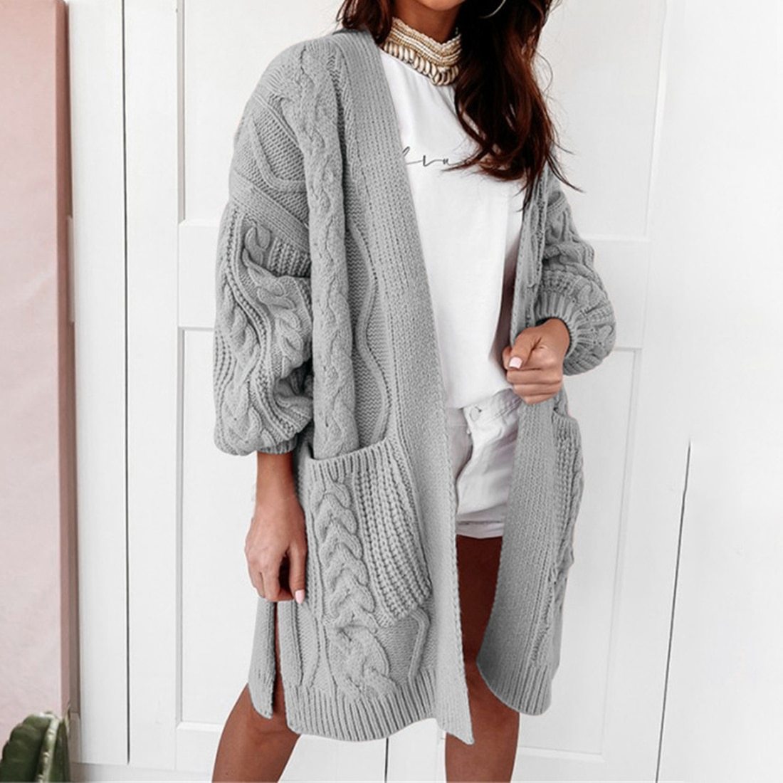 Grauer Strick-Cardigan Damen, Zopfmuster, lässig, modisch, Herbstmode, gemütlich.