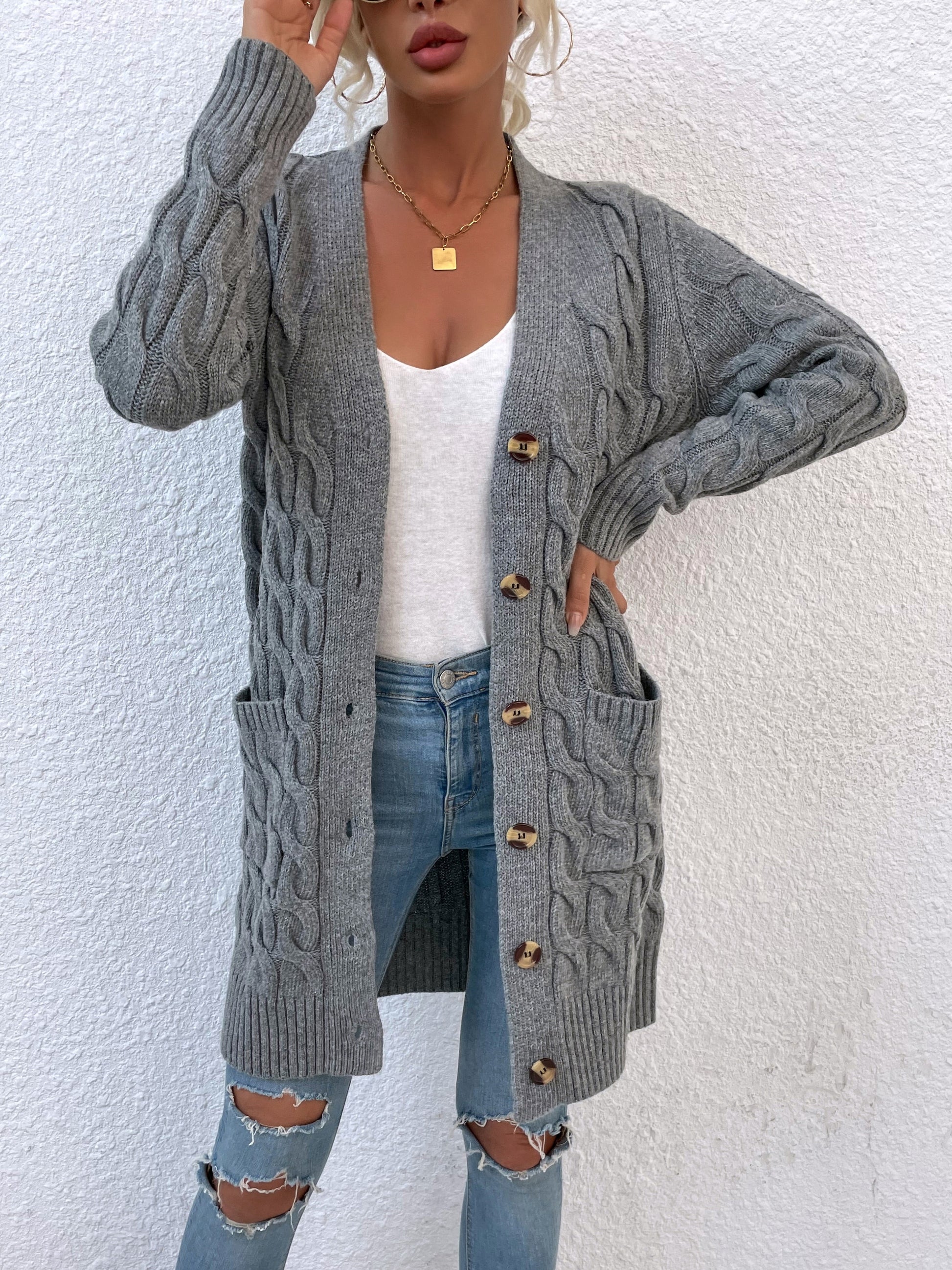 Grauer Strick-Cardigan mit Zopfmuster, lange Ärmel, Holzknöpfe, Damenmode, lässiger Stil.
