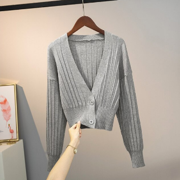 Grauer Strick-Cardigan Damen, V-Ausschnitt, Knöpfe, Herbstmode, gemütlich, elegant.