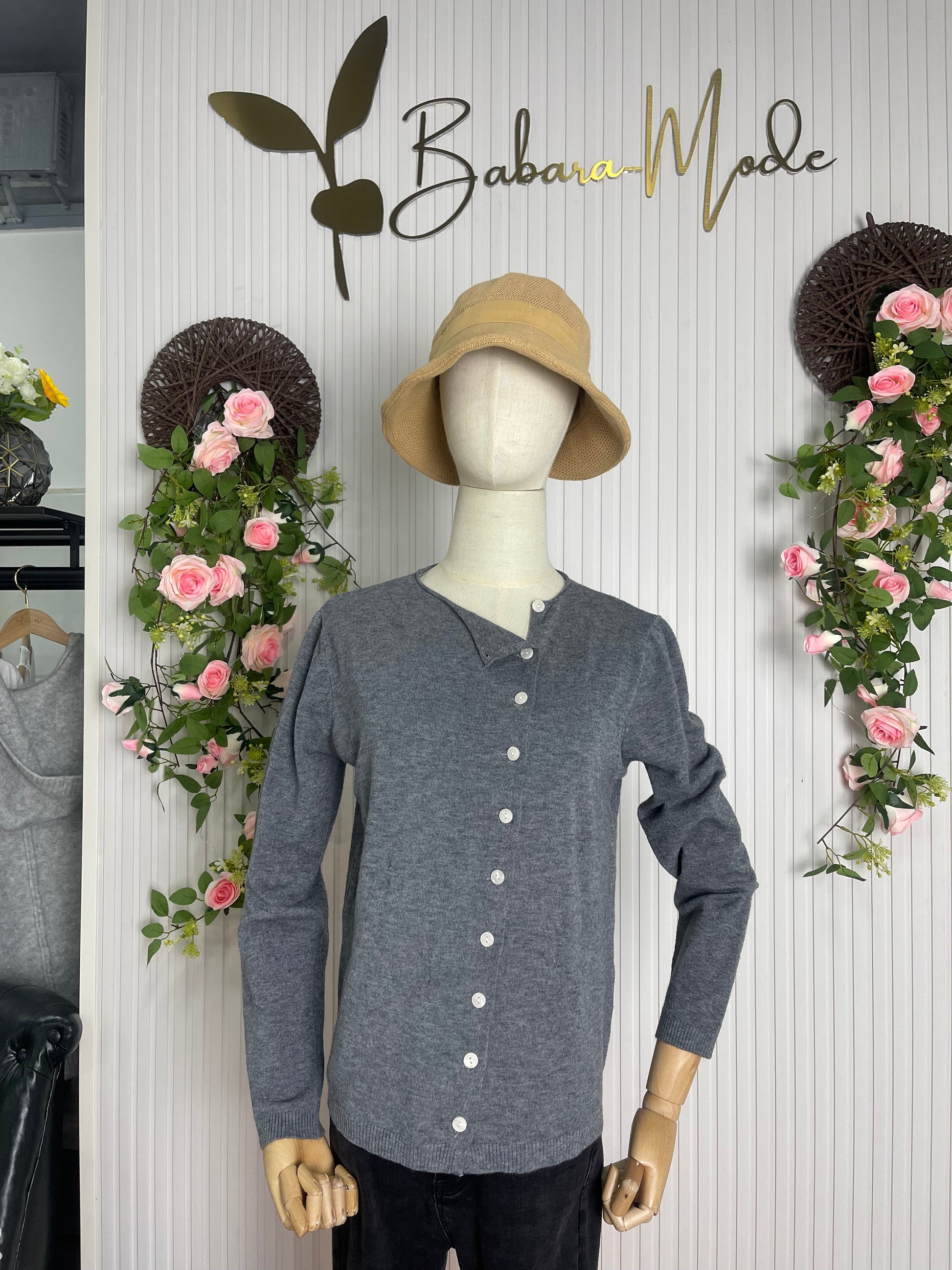 Grauer Cardigan Damenmode, Strickjacke mit Knöpfen, Schaufensterpuppe, Babara Mode, Blumen-Deko.