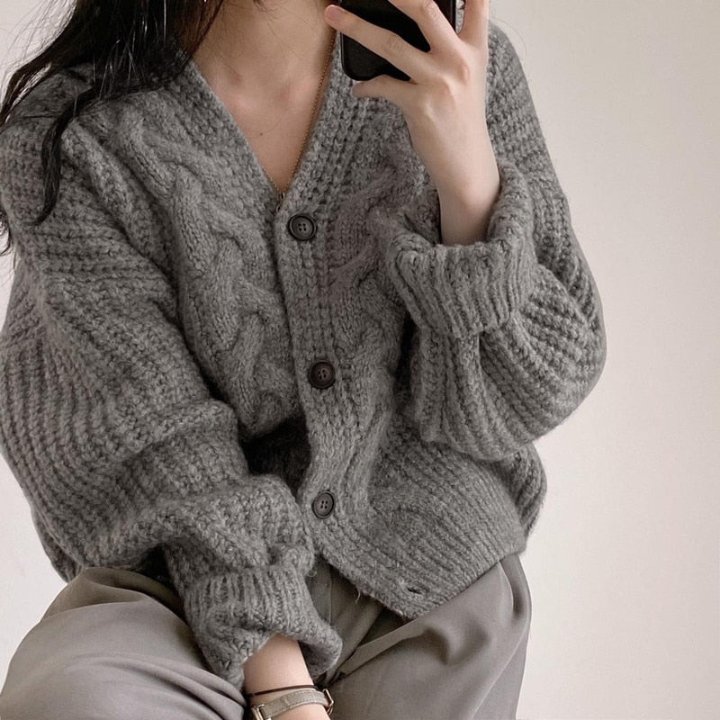 Grauer Strick-Cardigan Damen, Zopfmuster, V-Ausschnitt, gemütlich, modisch, Herbstmode.