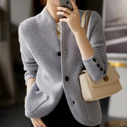 Frau in grauem Strickjacke mit beiger Handtasche, modisch, elegant, Herbstmode, Damenbekleidung.
