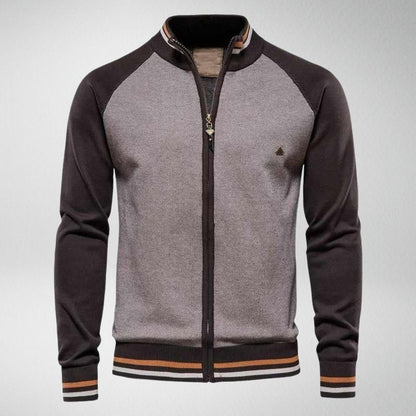 Graue Herren-Strickjacke mit Reißverschluss, schwarzem Kragen und gestreiften Bündchen.