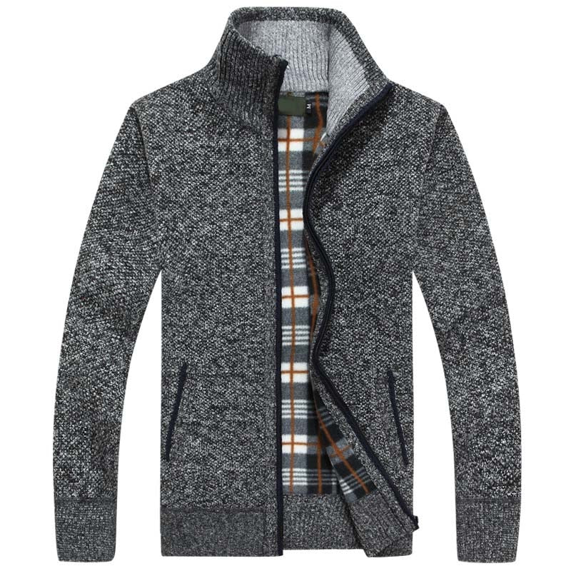 Graue Strickjacke mit Reißverschluss, kariertem Innenfutter, Herrenmode, warm, stilvoll.