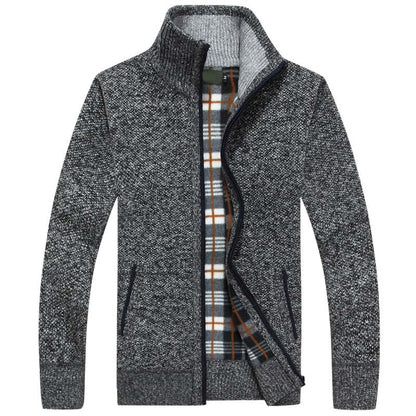 Graue Strickjacke mit Reißverschluss, kariertem Innenfutter, Herrenmode, warm, stilvoll.