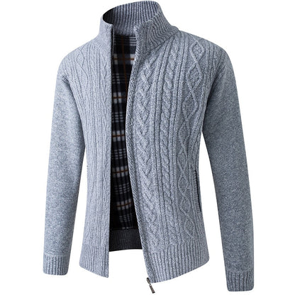 Grauer Strickpullover mit Reißverschluss, Zopfmuster, Herrenmode, warm, elegant, Winterkleidung.