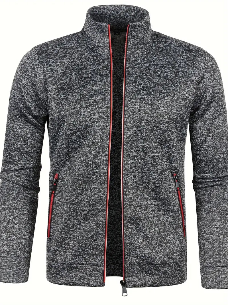 Graue Herren-Strickjacke mit Reißverschluss, Stehkragen und roten Akzenten, warm und stilvoll.