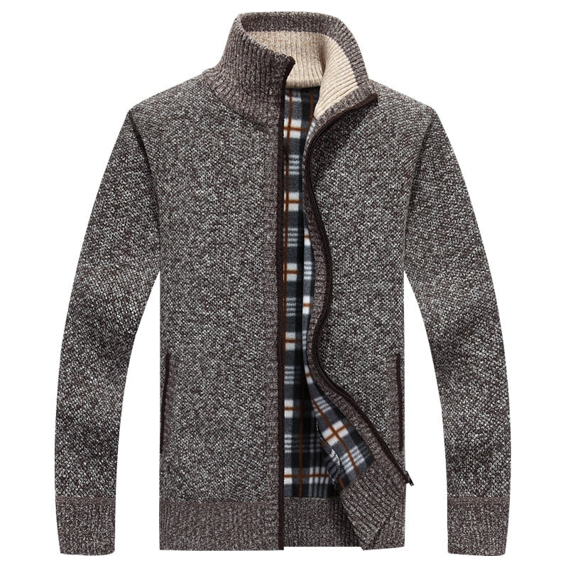 Grauer Herren-Strickjacke mit Reißverschluss, kariertes Innenfutter, warm, modisch, Wintermode.