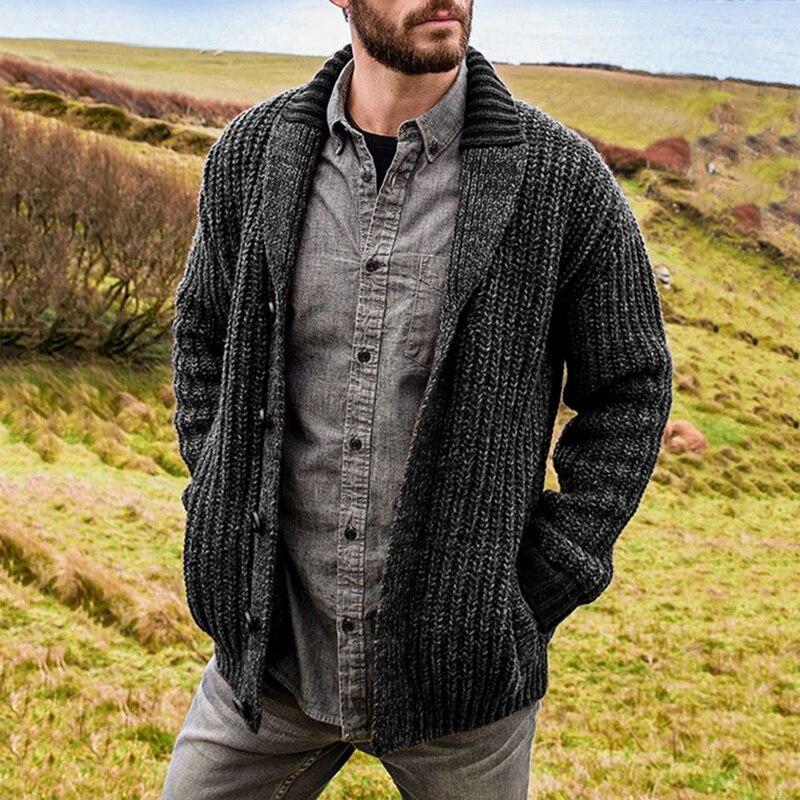 Mann in grauem Strickcardigan und Hemd, Outdoor, Herbstmode, Herrenbekleidung, Landschaft.