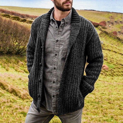 Mann in grauem Strickcardigan und Hemd, Outdoor, Herbstmode, Herrenbekleidung, Landschaft.
