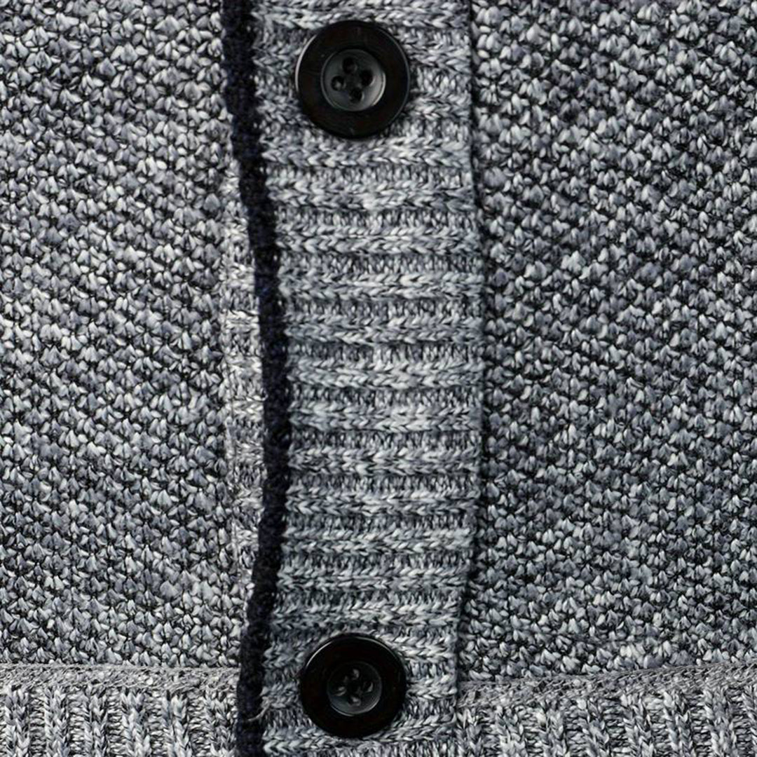 Grauer Strickpullover mit schwarzen Knöpfen, Nahaufnahme, Textur, Herrenmode, Winterkleidung.