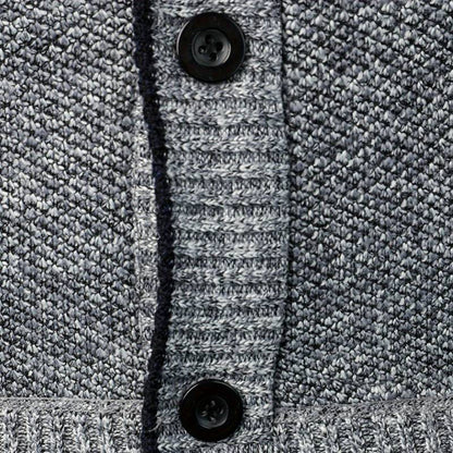 Grauer Strickpullover mit schwarzen Knöpfen, Nahaufnahme, Textur, Herrenmode, Winterkleidung.