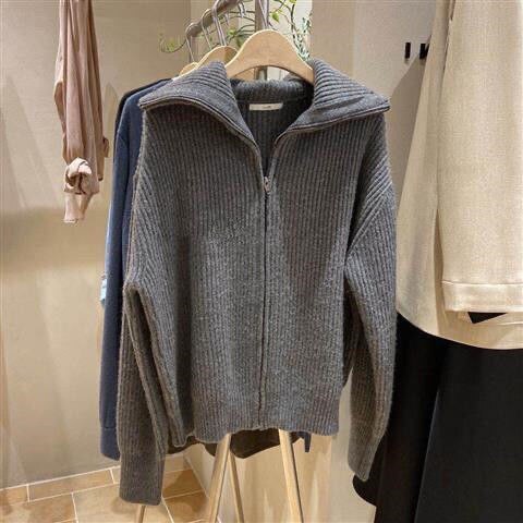 Grauer Strickpullover mit Reißverschluss, Damenmode, Herbst-Winter, gemütlich, elegant.