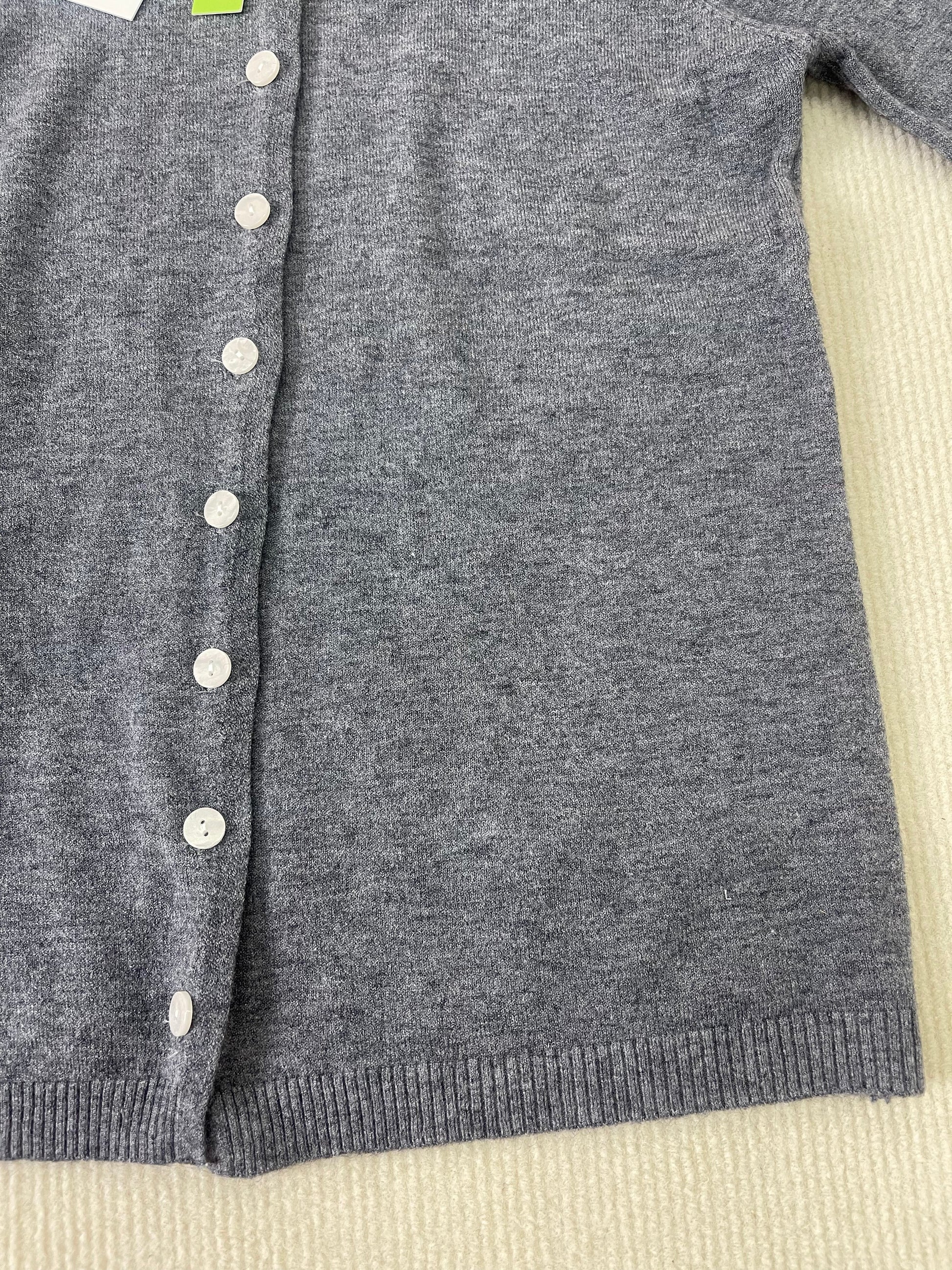 Grauer Strickcardigan mit weißen Knöpfen, weiches Material, modisch, Damenbekleidung.