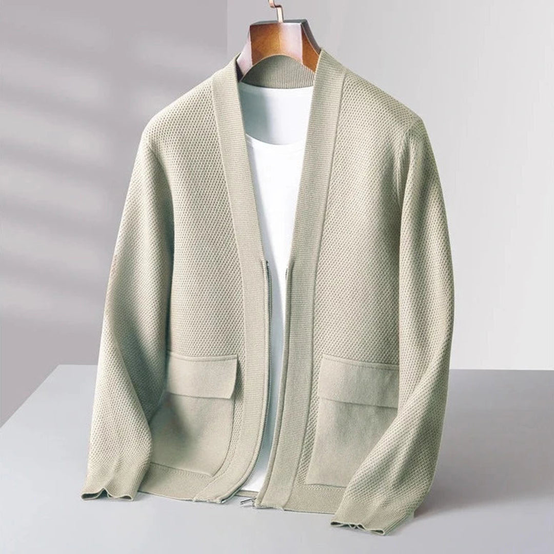 Hellgrauer Strick-Cardigan für Herren, lässig, Baumwolle, mit Taschen, auf Kleiderbügel.