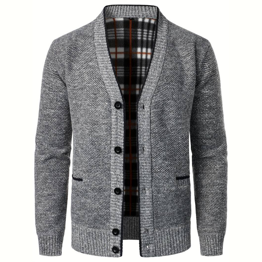 Hellgrauer Strick-Cardigan mit Knöpfen, kariertem Innenfutter, Herrenmode, Winterkleidung.
