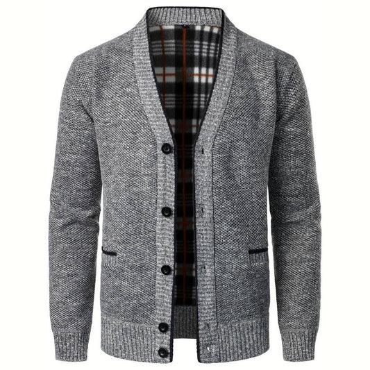 Hellgrauer Strick-Cardigan mit Knöpfen, kariertem Innenfutter, Herrenmode, Winterkleidung.