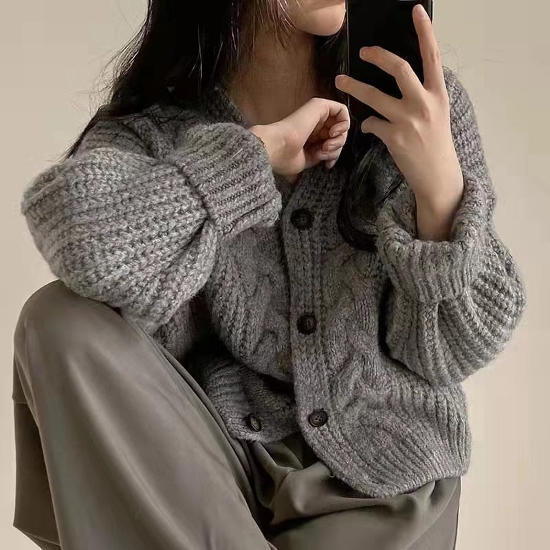 Frau in grauem Strickcardigan, Selfie, gemütliche Herbstmode, weiches Material, Knöpfe.
