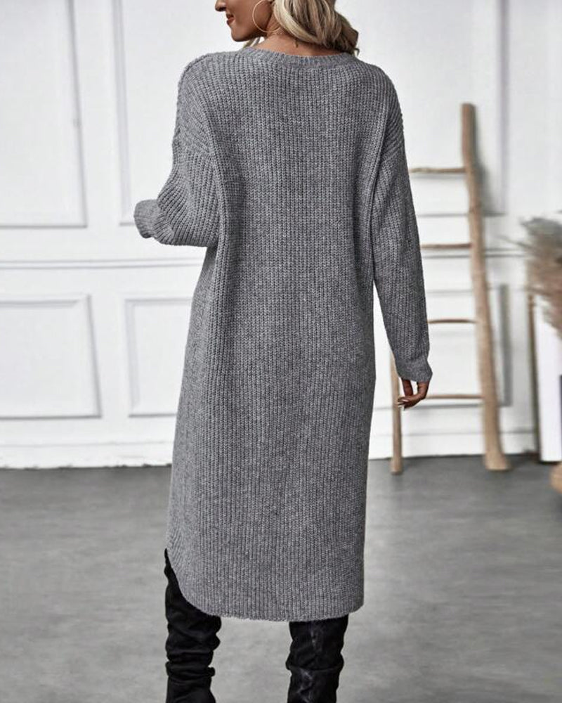 Frau in grauem Strickkleid, langärmelig, modisch, Herbstmode, schwarze Stiefel, Rückansicht.