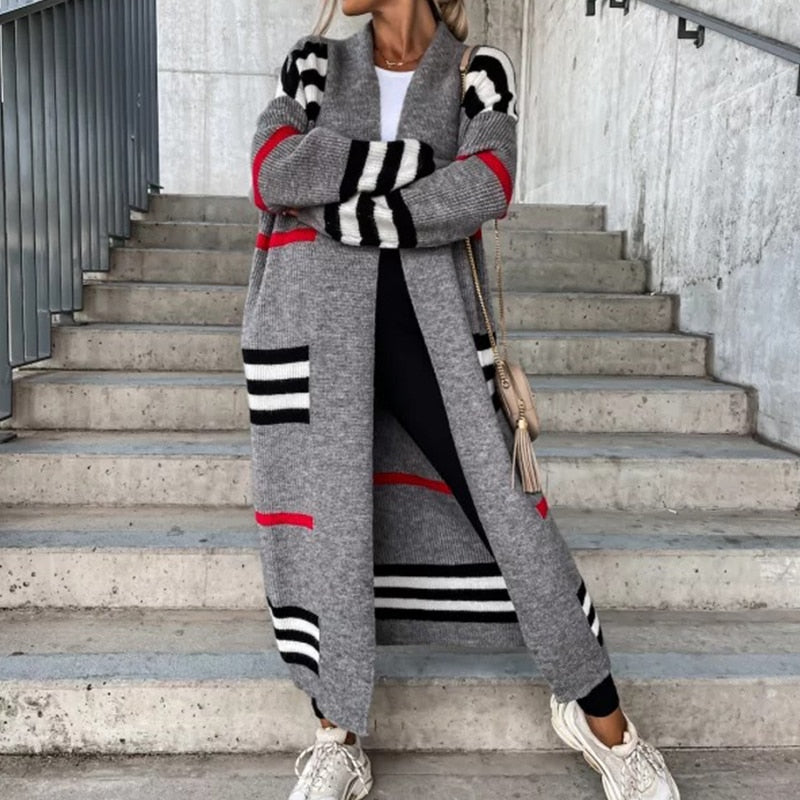 Frau in grauem Strickmantel mit Streifen, lässiger Stil, Treppe, Mode, Herbstbekleidung.
