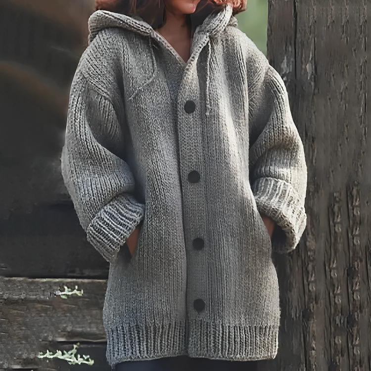 Grauer Strickmantel mit Kapuze und Knöpfen, Damenmode, Herbst-Winter, gemütlich, warm.